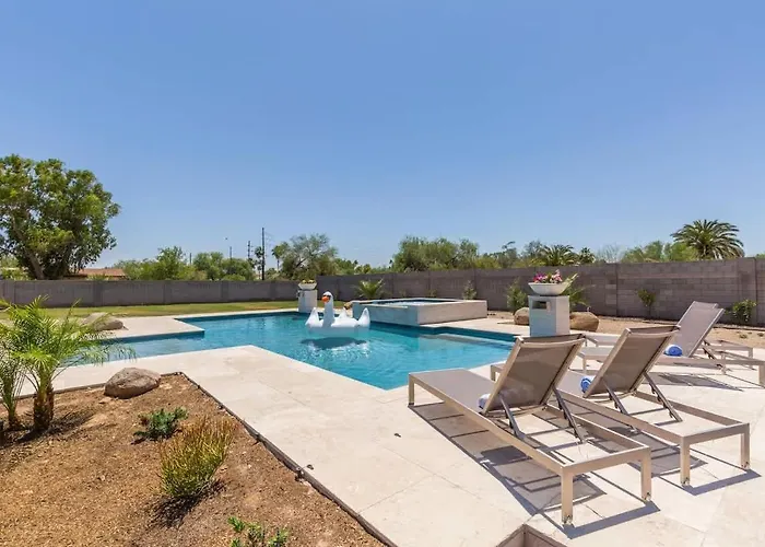 Sport & Splash - Pickle Ball - Sports Court -pool & Holiday home *